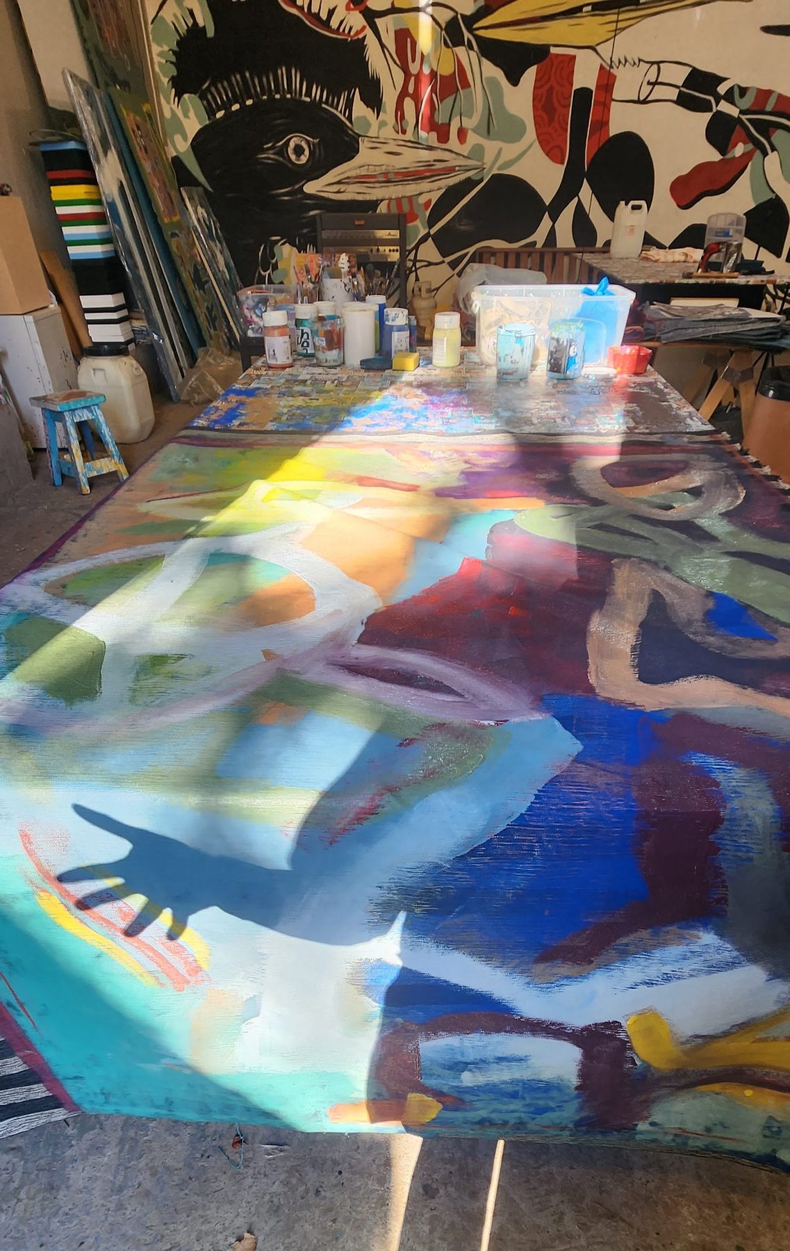 Obra en proceso sobre la mesa del taller
