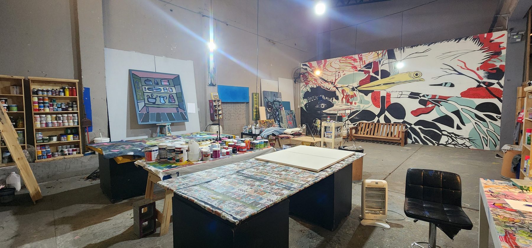 La sala principal del taller con la mesa de trabajo