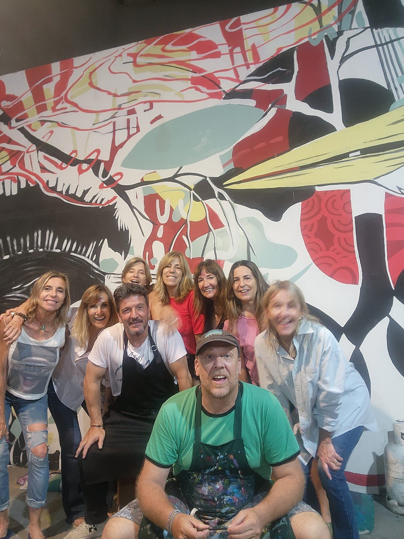 Un grupo en el taller, riéndose después de pintar