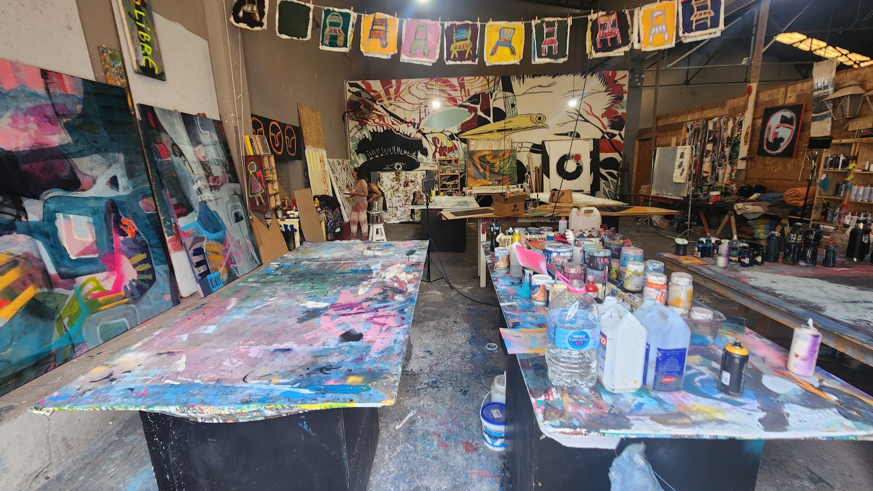 La mesa de trabajo con las pinturas