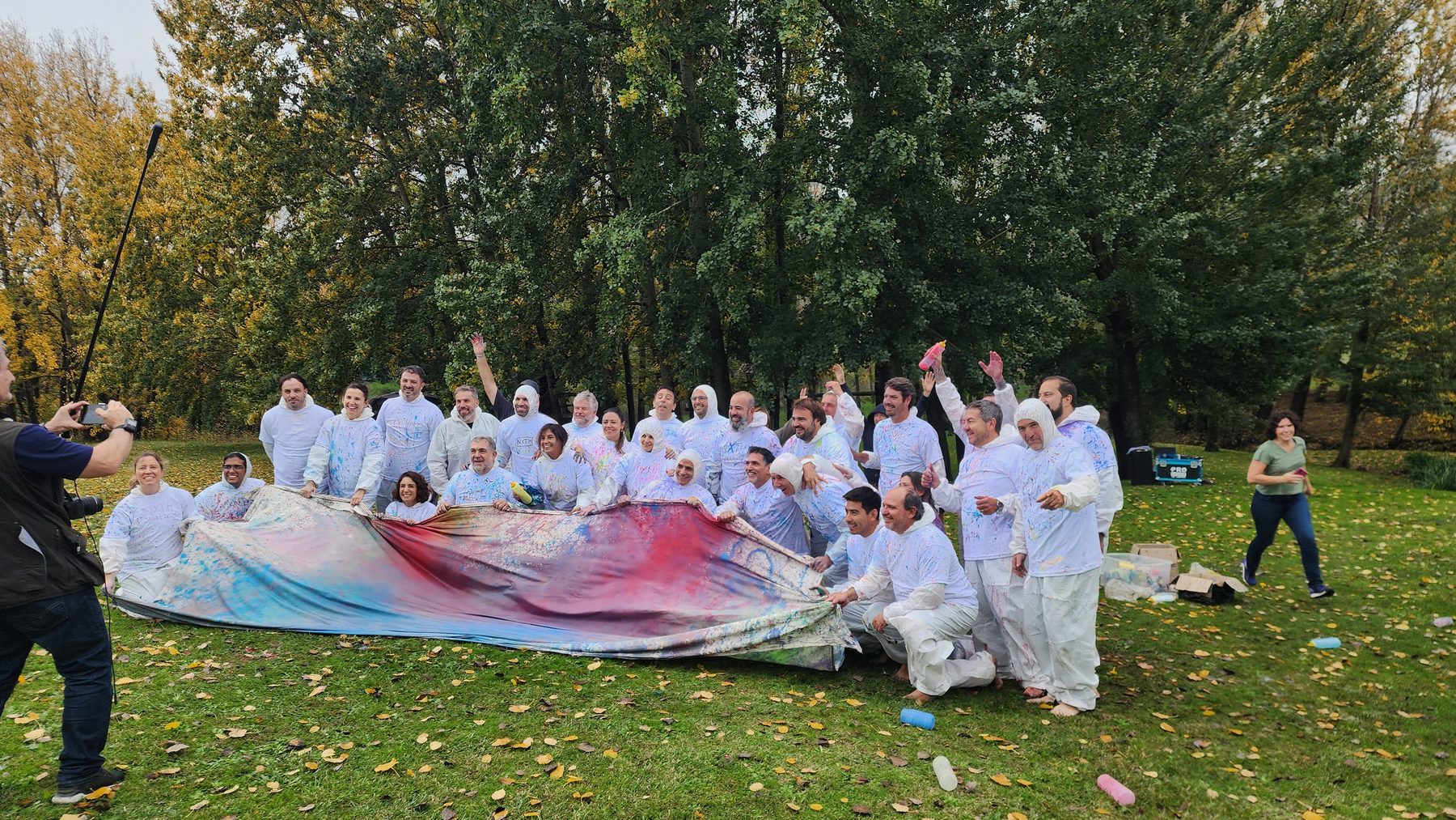 Un equipo entero con la obra que acaba de pintar
