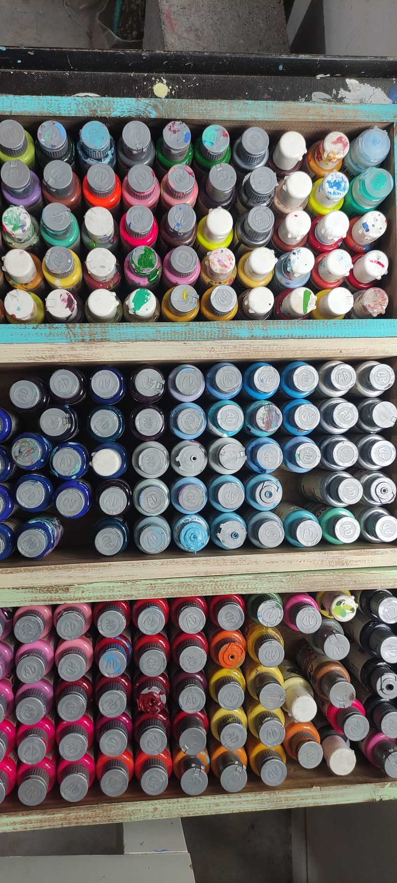 La pared de latas de pintura, ordenadas