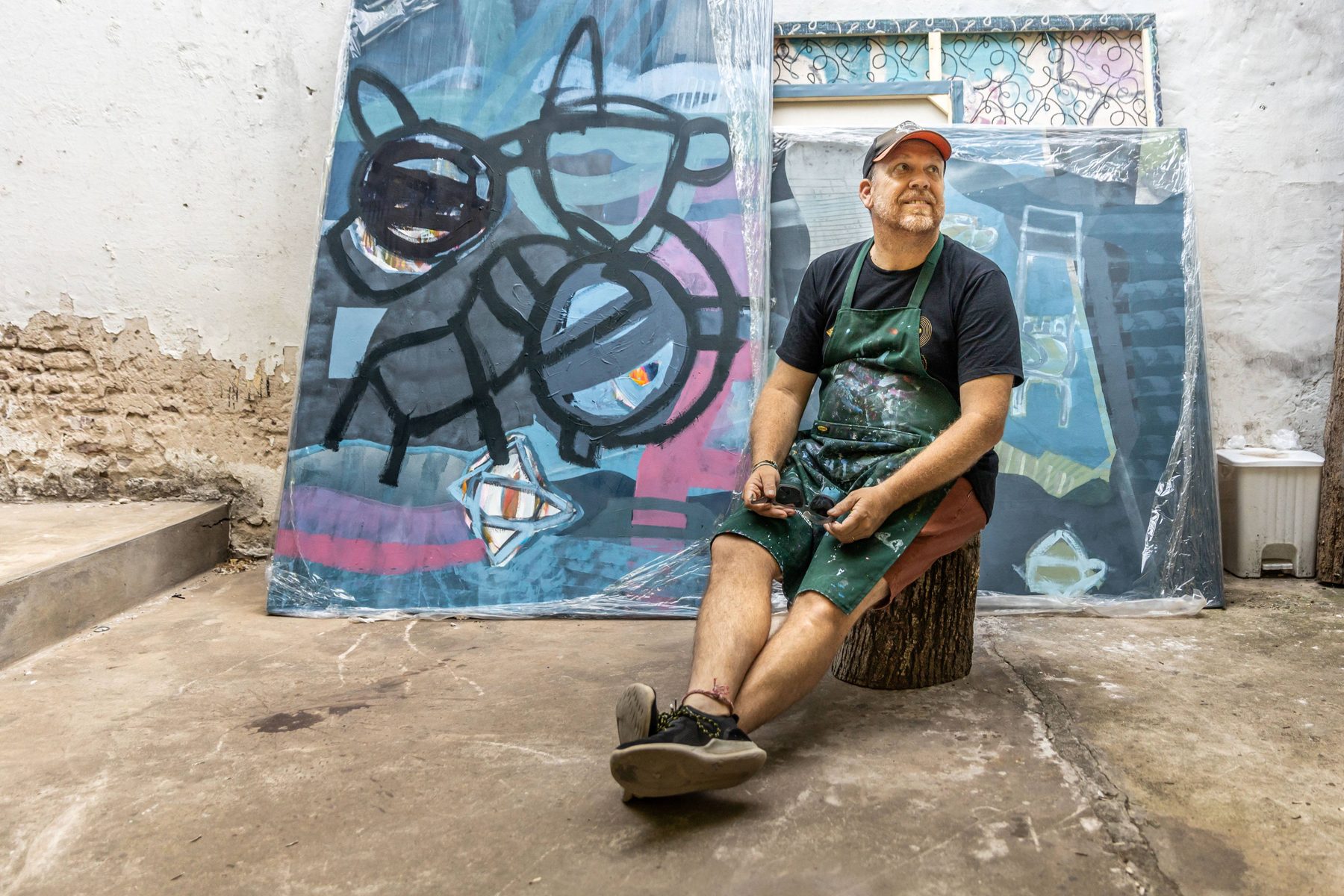 Niaco en el taller, frente al mural